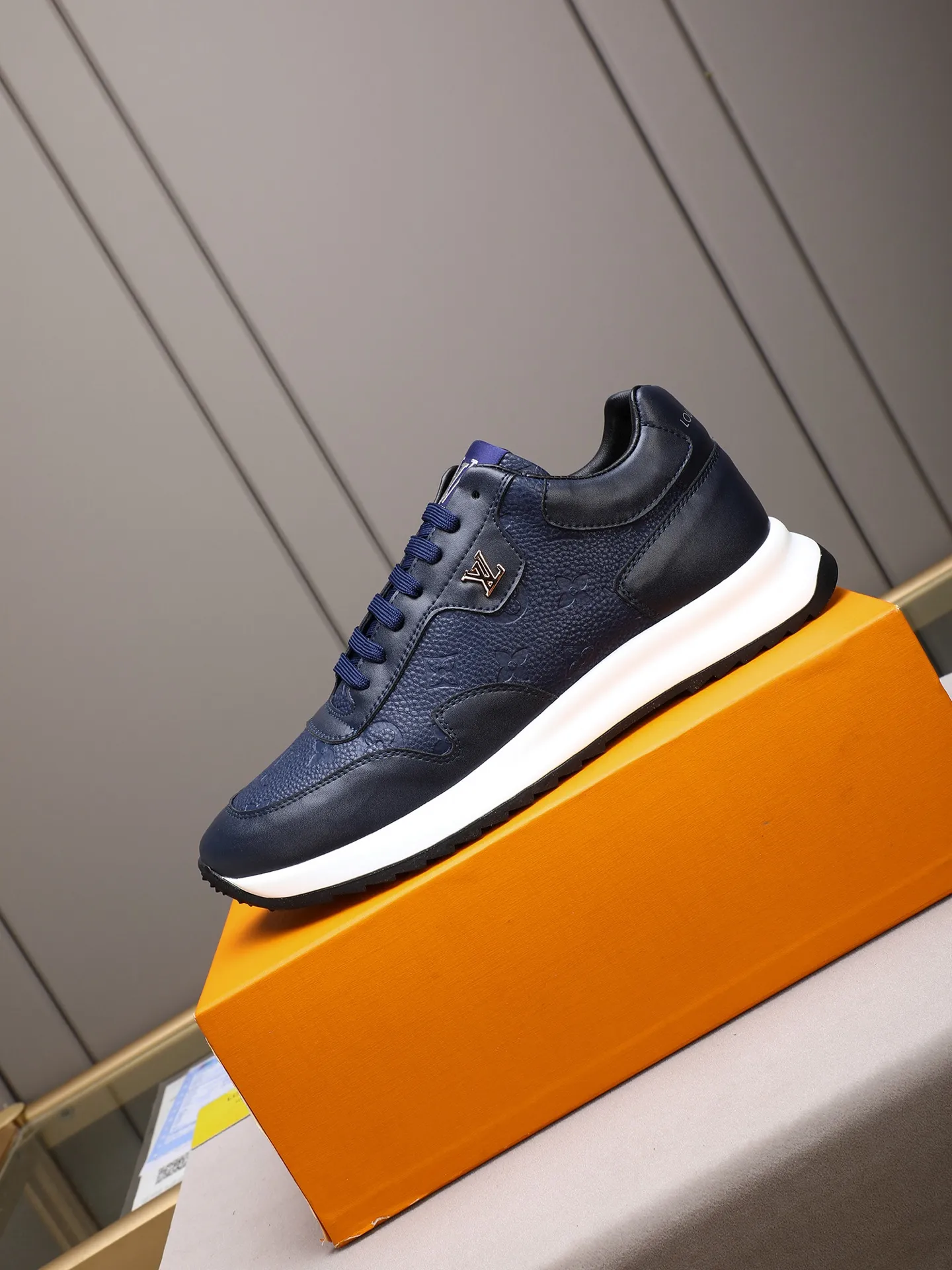 Men's shoes 💰460 [LV] Imported calfskin embossed, breathable first-layer sheep lining ✊✊Fashionable, crisp, stylish, more eye-catching and more classy. It will subvert the old idea and be a must-have for fashionistas who want to spend time with you! Must keep it for yourself! High and comfortable but low, high-end quality workmanship. 38-44 (45 customized)